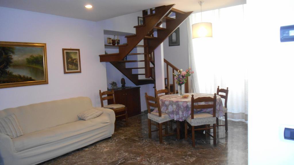 Ferienwohnung Casa Sannazzaro Neapel Zimmer foto