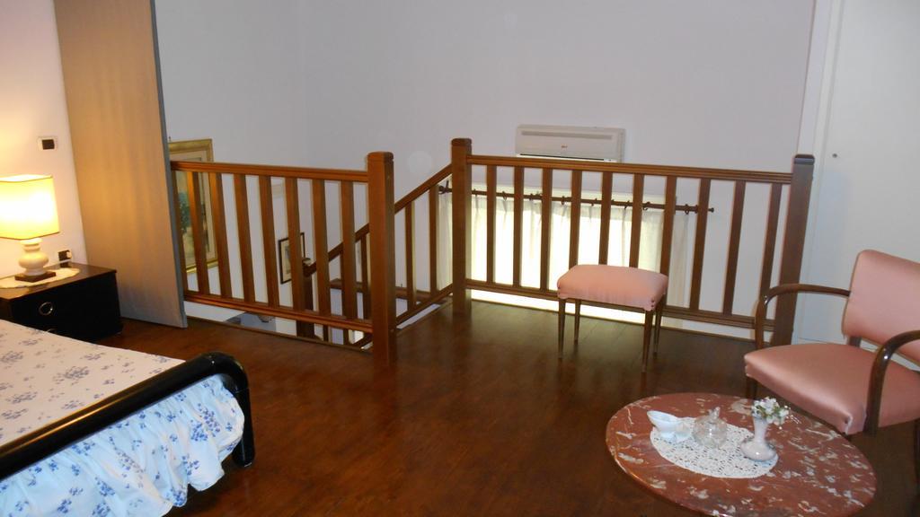 Ferienwohnung Casa Sannazzaro Neapel Zimmer foto