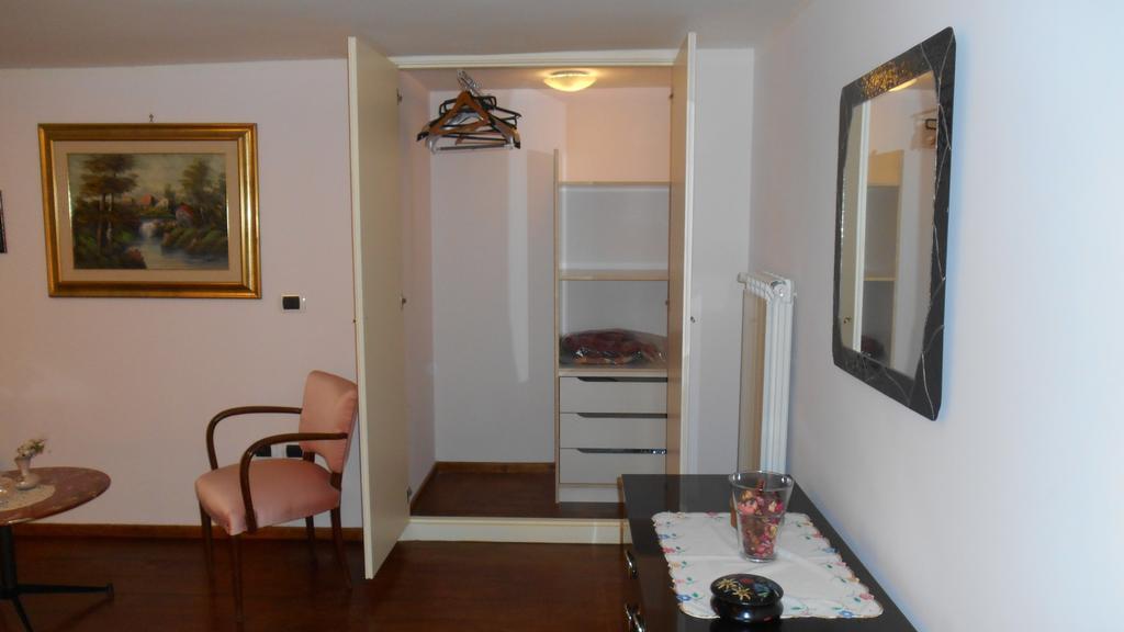 Ferienwohnung Casa Sannazzaro Neapel Zimmer foto